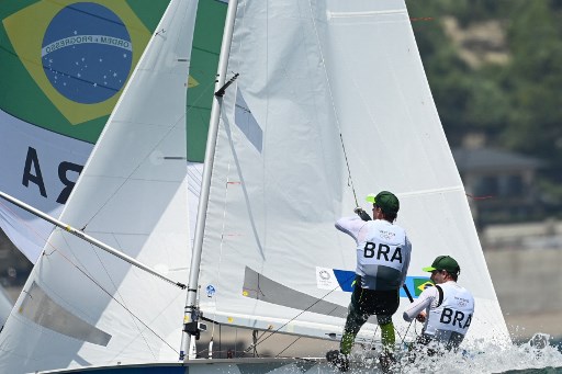 Na vela, Henrique Haddad e Bruno Amorim ficaram em décimo lugar na categoria 470 - masculino na segunda corrida da série de abertura. 