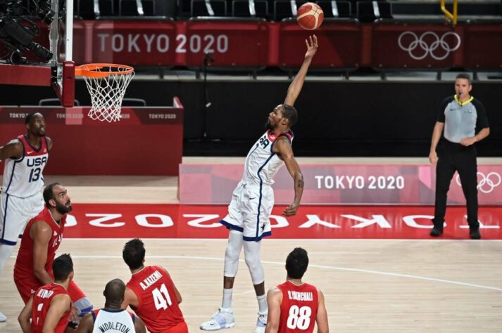 Estados Unidos venceram no basquete masculino o Irã por 120 a 66. Assim, a equipe se recupera da derrota na estreia para a França.