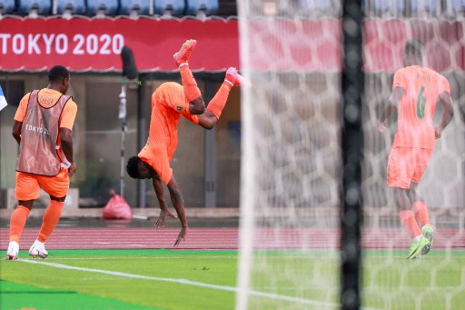 No outro confronto do grupo brasileiro, Alemanha e Costa do Marfim empatam por 1 a 1. Os africanos avançaram às quartas de final, para enfrentar a Espanha. A Alemanha, assim como a Argentina, estão eliminadas.