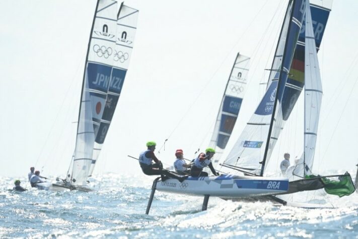 VELA (Nacra 17) - A dupla Samuel Albrecht e Gabriela Nicolino também competiu na medal race na madrugada desta terça-feira, mas ficou em 10º e último lugar da prova.