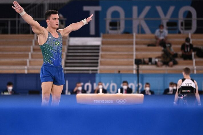 Na final individual da ginástica artística, Caio Souza foi o destaque do Brasil, mas ficou em 17º lugar, somando 81.532 pontos. Já Diogo Soares, de apenas 19 anos, terminou na 20ª posição em sua primeira final olímpica, com 81,198 pontos.