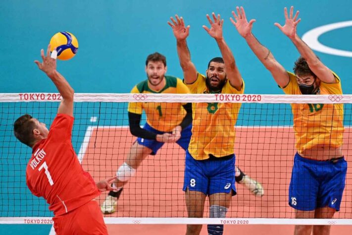 Já na quadra, o Brasil foi derrotado pelo Comitê Olímpico Russo e sofreu a primeira derrota no vôlei masculino. Os russos venceram por 3 sets a 0 com parciais de 22/25, 20/25 e 20/25. 