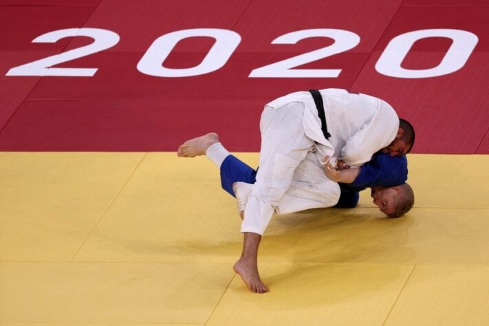 No judô masculino, o Brasil não teve o mesmo sucesso do feminino. Rafael Buzacarini foi derrotado na estreia pelo belga Toma Nikiforov na categoria até 100kg e se despediu dos Jogos Olímpicos de Tóquio. O judoca levou um wazari a 37 segundos do fim. 