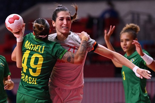 O Brasil perdeu para Espanha no handebol feminino por 27 a 23.