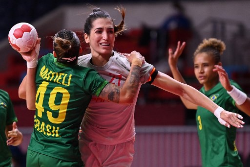 No handebol feminino, o Brasil sofreu a primeira derrota em Tóquio. A Seleção Brasileira foi derrotada pela Espanha por 27 a 23. A goleira Navarro, de 42 anos, terminou com 18 defesas e foi a destaque da partida.