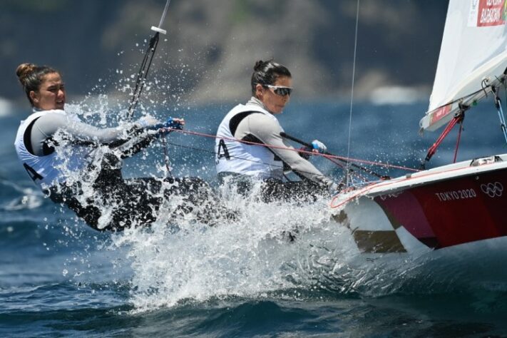 470 FEMININO - Ana Barbachan e Fernanda Oliveira estão na 7ª colocação geral faltando duas regatas para definir os 10 que disputarão a medal race. Nas duas regatas realizadas neste domingo, as brasileiras ficaram na 10ª colocação em ambas