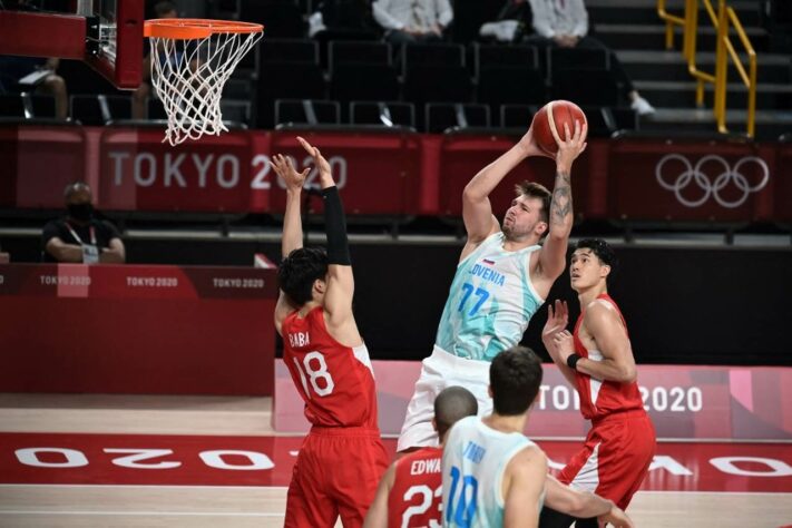 Luka Doncic brilhou mais uma vez em Tóquio. O astro esloveno comandou a vitória da Eslovênia sobre o Japão por 116 a 81, pela segunda rodada do basquete masculino. Doncic terminou a partida com 25 pontos, sete rebotes e sete assistências.