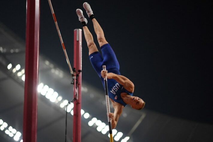 O bicampeão mundial do salto com vara Sam Kendricks está fora das Olimpíadas de Tóquio 2020. Medalhista de bronze no Rio em 2016, o americano testou positivo para Covid-19. Ele era um dos favoritos ao ouro e principal rival do brasileiro Thiago Braz, atual campeão olímpico. 