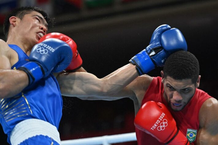 Hebert Conceição (direita) está atualmente nas quartas de final da categoria -75kg e lutará na manhã deste domingo (1) para buscar uma vaga nas semifinais e, assim, garantir mais uma medalha brasileira nos Jogos Olímpicos.