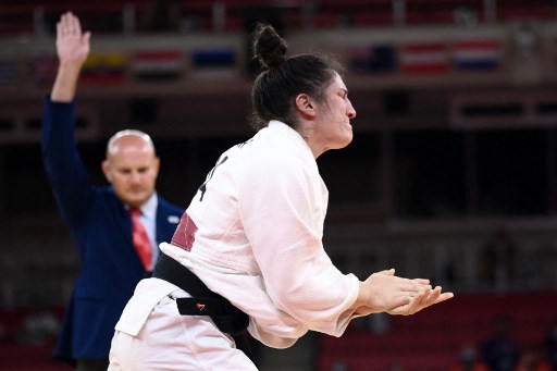 A judoca Mayra Aguiar conquistou o bronze na categoria até 78kg ao superar a sul-coreana Hyunji Yoon. A brasileira venceu após imobilizar a adversária. Com o bronze, Mayra se tornou a primeira mulher a conquistar três medalhas olímpicas pelo Brasil (também foi bronze em Londres 2012 e Rio 2016). Medalha de número seis do Brasil em Tóquio.