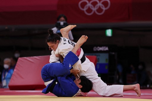 Mayra Aguiar fez história no tatame do Budokan, o maior templo do judô mundial. A judoca brasileira venceu a sul-coreana Hyunji Yoon e conquistou a medalha de bronze na categoria até 78kg. Mayra se tornou a primeira atleta brasileira a conquistar três medalhas olímpicas em modalidades individuais.