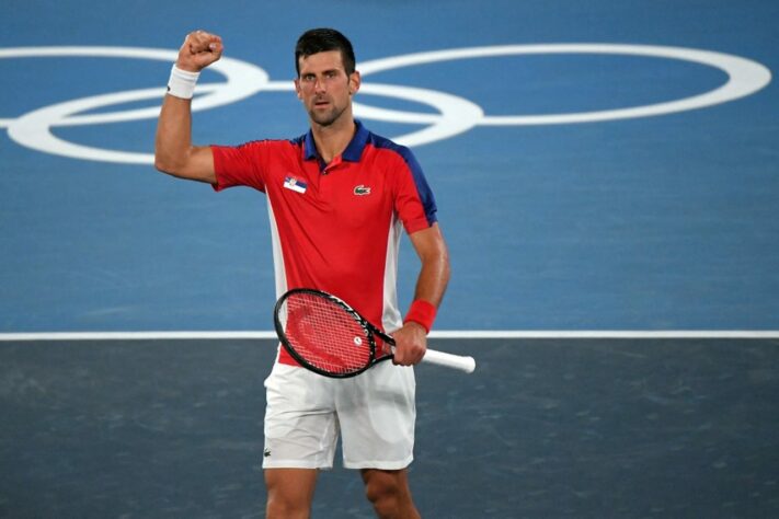 Favorito a medalha de ouro no tênis individual masculino, Novak Djokovic se garantiu na disputa por medalhas. O sérvio, atual número 1 do mundo, ganhou do japonês Kei Nishikori por 2 sets a 0, com parciais de 6/2 e 6/0. 