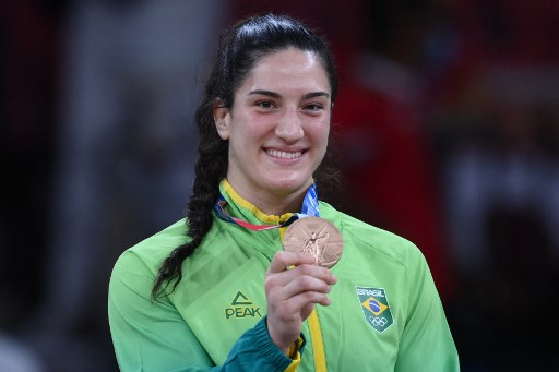 Quem também conquistou medalha para o Brasil neste dia de competições foi a judoca Mayra Aguiar. A brasileira ganhou o bronze na categoria até 78kg ao vencer a sul-coreana Hyunji Yoon.