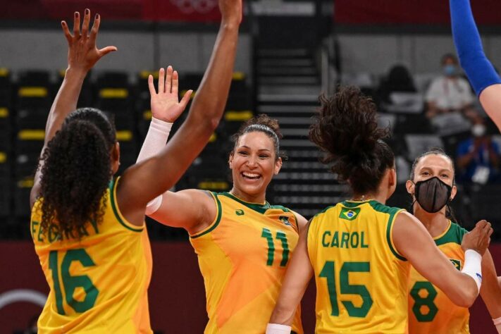 A Seleção feminina de vôlei encara o Comitê Olímpico Russo, às 9h30, pelas quartas de final. 