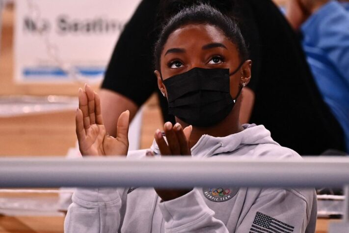 Na arquibancada, a melhor ginasta americana Simone Biles vibrou com a vitória dos Estados Unidos e com a performance de Rebeca Andrade ao som de 'Baile de Favela' no solo. Biles decidiu não disputar a final do individual geral para cuidar da saúde mental.