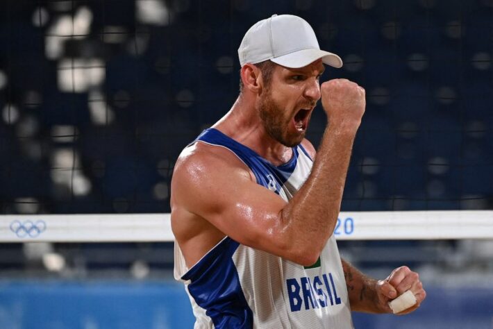 Alison e Alvaro também estão nas oitavas. A dupla brasileira derrotou a dupla holandesa Brouwer e Meeuwsen por 2 sets a 0, com parciais de 21/14 e 24/22. Com a vitória, Alison e Alvaro garantiram a liderança do grupo, mesmo com a derrota para os Estados Unidos. 