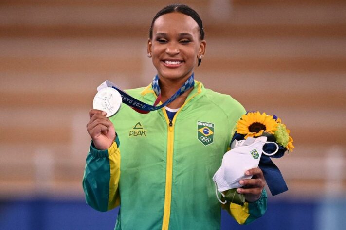 A ginasta Rebeca Andrade emocionou o Brasil ao conquistar a medalha de prata na ginástica artística feminina. A atleta se tornou um dos assuntos mais comentados nas redes sociais.