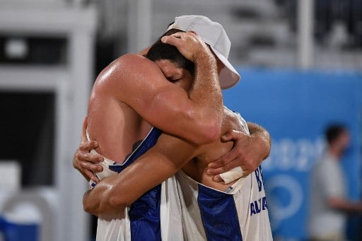 Alison e Álvaro Filho, os únicos brasileiros do vôlei de praia ainda vivos no torneio enfrentam uma dupla da Letônia, às 22h, pelas quartas de final. 