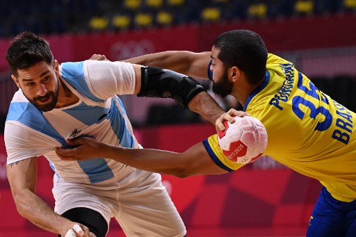 Após derrota nas três primeiras partidas, a seleção masculina de handebol, enfim, venceu nos Jogos Olímpicos de Tóquio. A equipe brasileira venceu a Argentina por 25 a 23. O time agora precisa vencer a Alemanha na última rodada para se classificar para a próxima fase.