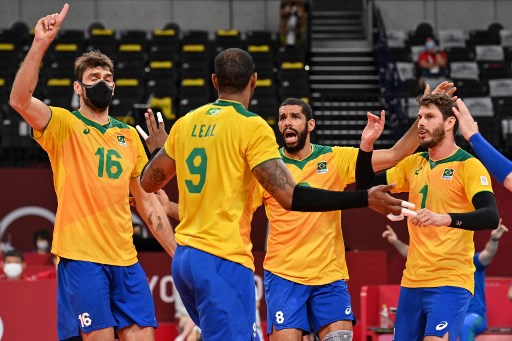 Após derrota para a Rússia, o Brasil retomou o rumo das vitórias no vôlei masculino. A equipe brasileira venceu os Estados Unidos de virada, por 3 a 1, e está classificada para a próxima fase. Os norte-americanos venceram o primeiro set por 32 a 30, mas a equipe de Renan dal Zotto ganhou os últimos três com parciais de 25 x 23, 25 x 1, e 25 x 20.