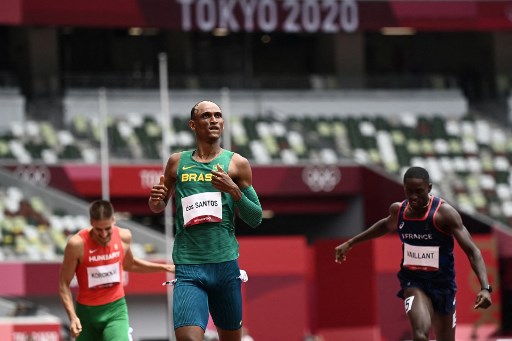 Alison dos Santos foi o destaque do Brasil no primeiro dia de atletismo. O atleta se classificou para a semifinal dos 400m com barreiras com segundo melhor tempo da primeira bateria, enquanto o companheiro Márcio Teles foi eliminado.