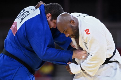 Foi um dia difícil para o judô brasileiro. Na categoria peso-pesado (acima de 100kg), o judoca Rafael Silva, o Baby, foi eliminado pelo francês Teddy Riner. O lendário judoca da França, dono de dez títulos mundiais, conquistou a medalha de bronze após vencer o japonês Hisayoshi Haeasawa e faturou a sua quarta medalha olímpica (foi prata em Pequim-2008 e ouro em Londres-2012 e Rio-2016). 