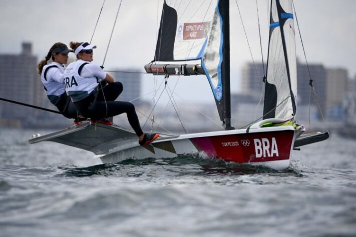 49erFX – As atuais campeãs olímpicas Martine Grael e Kahena Kunze assumiram a liderança na última regata da competição. Nas duas últimas provas, ficaram a 2ª e 10ª posição, e agora só resta a regata das medalhas, que ocorre na madrugada de segunda-feira, para definir o pódio.