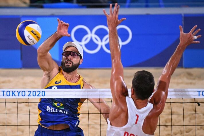 Já nas areias de Tóquio, Bruno Schmidt e Evandro garantiram a liderança do grupo após vencer a dupla polonesa Bryl e Fijalek por 2 sets a 1, com parciais de 19/21, 21/14 e 17/15. Bruno Schmidt busca o seu segundo título olímpico (foi campeão ao lado de Alison na Olimpíada do Rio em 2016). 