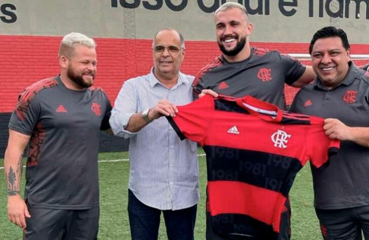 FECHADO - A equipe de Futebol 7 do Flamengo ganhou um reforço já conhecido dos brasileiros, o ex-participante do Big Brother Brasil 2021 Arthur Picoli. O influenciador digital comemorou o acerto com o clube da Gávea em suas redes sociais e já foi apresentado oficialmente pelo time. O ex-BBB de 26 anos foi atleta da base do Atlético Goianiense e da Ponte Preta, mas se afastou do futebol profissional por causa de lesões. 