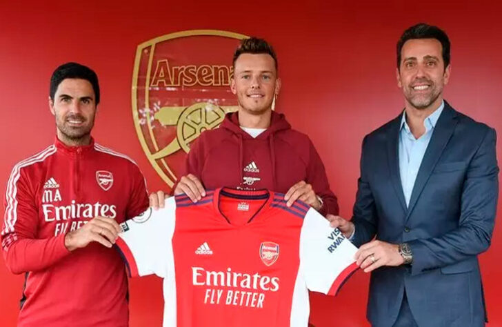 FECHADO - O zagueiro inglês Ben White foi anunciado nesta sexta-feira (30) como novo reforço do Arsenal para a temporada. O jovem jogador, que atuava pelo Brighton, custou um total de 55 milhões de euros (R$ 334,1 milhões na cotação atual da moeda) para os Gunners. White assinou um contrato com o clube londrino válido até o final do mês de junho de 2026. Além disso, o jovem zagueiro usará a camisa de número 4 pelos Gunners.