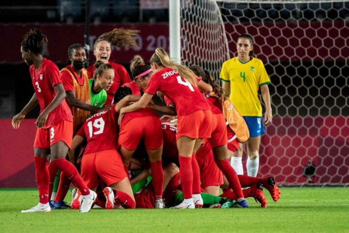 A Seleção foi bem na fase de grupos da Olimpíada e se classificou para encarar o Canadá nas quartas de final. Só que, após o empate em 0 a 0 persistir, o sonho do ouro chegou ao fim. Bárbara chegou a defender um pênalti, mas Andressa Alves e Rafaelle desperdiçaram suas cobranças e, ao amargar o revés por 4 a 3 na marca de cal, as Guerreiras voltaram mais cedo para casa. Pia Sundhage pediu desculpas pela eliminação, apontou dificuldades na criação e no ataque mas viu um futuro promissor.