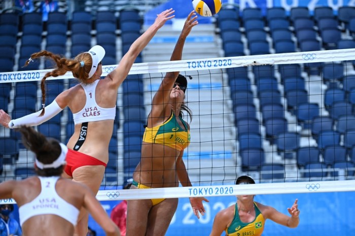 Já nas areias de Tóquio, a dupla brasileira Ana Patrícia e Rebecca perderam de virada para as americanas Claes e Sponcil, por 2 sets 1 (com parciais de 17/21, 21/19 e 15/11). Apesar da derrota, a dupla avançou para as oitavas de final como uma das melhores terceiras colocadas. 