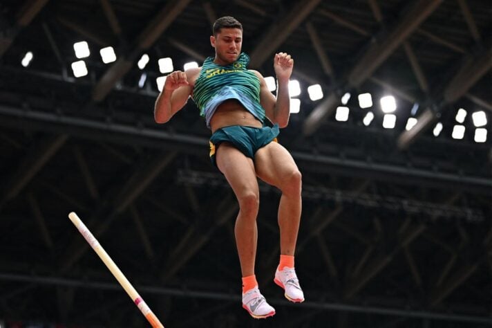 Atual campeão olímpico do salto com vara, Thiago Braz está na final da prova nos Jogos Olímpicos de Tóquio. O brasileiro conseguiu saltar sobre 5,75m e garantiu a vaga na decisão. 