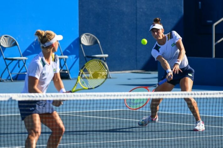 PÓDIO NO TÊNIS - Em grande duelo, as brasileiras Laura Pigossi e Luisa Stefanie vencerar Kudermetova e Versina, do Comitê Olímpico Russo e ficaram com a medalha de bronze no tênis de duplas feminino. As russas venceram o primeiro set por 6 a 4, mas as brasileiras empatara ao ganhar o segundo, também por 6 a 4. No set desempate, Laura e Luisa venceram por 11 a 9 após estarem em desvantagem de quatro pontos.