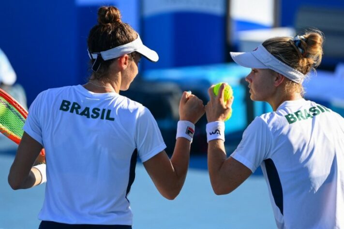 HISTÓRICO! A medalha de bronze conquistada por Laura e Luisa é a primeira da história do tênis brasileiro em Olimpíadas! Nas Olimpíadas de Tóquio, o Brasil agora soma uma medalha de ouro, três pratas e quatro bronzes.
