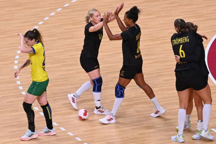 O Brasil se complicou no handebol feminino. A Seleção Brasileira foi derrotada pela Suécia por 34 a 31 e terá que decidir a vaga nas quartas de final na última rodada, contra a França, atual vice-campeã olímpica.