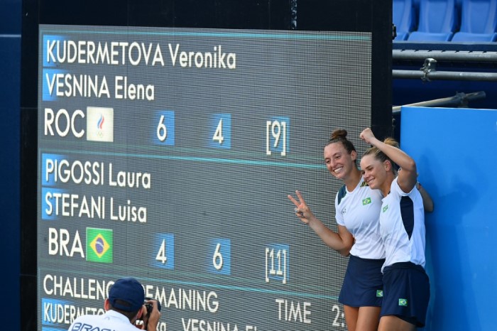 BRONZE HISTÓRICO! Após um dia sem medalhas, o Brasil voltou a subir ao pódio nos Jogos Olímpicos. As tênistas Laura Pigossi e Luisa Stafanie conquistaram o terceiro lugar em Tóquio ao vencer as russas Kudermetova e Versina por 2 sets a 1. No atletismo, o atual campeão do salto com vara, Thiago Braz, estreou se classificando para a decisão da prova. Izabela Rodrigues também garantiu vaga na decisão do lançamento de disco. Nas piscinas, Bruno Fratus garantiu vaga na final dos 50m livre, enquanto nos mares, Martine Grael e Kahena Kunze assumiram a liderança na vela 49erFX. No vôlei feminino, o Brasil venceu e se classificou em primeiro do grupo. Wanderson Oliveira avançou às quartas no boxe