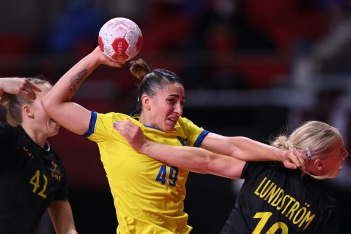 HANDEBOL FEMININO - Na partida contra a Suécia, a seleção brasileira foi derrotada por 34 a 31. Na última rodada, contra a França, a equipe precisa de uma vitória ou um empate para se classificar. Em caso de derrota, a seleção estará eliminada.