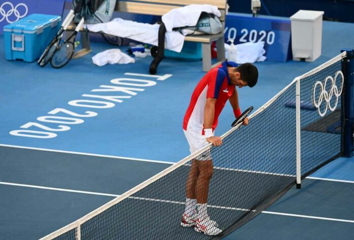 Novak Djokovic decepcionou e se despediu dos Jogos Olímpicos de Tóquio sem medalha. O sérvio foi derrotado pelo espanhol Pablo Carreno Busta por 2 sets a 1, com parciais de 6/4, 6/7 e 6/3, na disputa pela medalha de bronze. Após a derrota, o sérvio também desistiu de disputar o bronze na disputa em duplas. Que dia... 