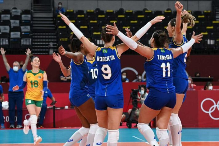 No vôlei, Brasil venceu a Sérvia por 3 sets a 1 (com parciais de 20/25, 16/25, 25/23 e 19/25) e assumiu a liderança do Grupo A da Olimpíada de Tóquio. A Seleção Brasileira jogou bem e não se intimidou diante da atual campeã mundial de vôlei. 