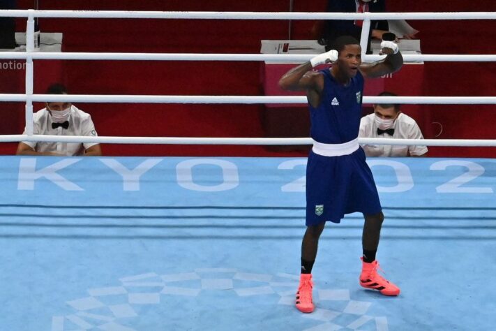 O pugilista brasileiro Wanderson de Oliveira está nas quartas de final da categoria leve (até 63kg) do boxe. O carioca venceu o bielorrusso Dzmitry Asanou por decisão dividida (3 a 2) nas oitavas de final.