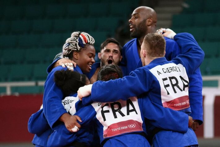 A França conquistou a medalha de ouro no judô por equipe. No tatame do templo Nippon Budokan, os franceses derrotaram os japoneses por 4 a 1 na grande final. Os japoneses sofreram a primeira derrota na história em finais disputadas por equipe. 