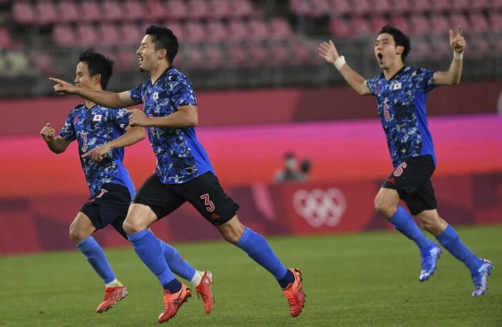 Já o adversário da Espanha será o Japão. Os anfitriões venceram a Nova Zelândia nos pênaltis por 4 a 2, após empate por 0 a 0 no tempo regulamentar. A semifinal será na próxima terça-feira, às 8h. 