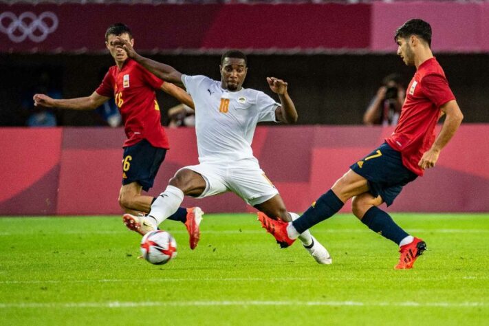 A Espanha confirmou o favoritismo e venceu a Costa do Marfim por 5 a 2. Apesar da goleada, não foi tão fácil. Os espanhóis perdiam a partida até o último minuto do segundo tempo, quando empataram e levaram o duelo para a prorrogação.