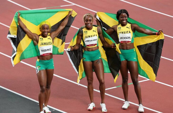 A Jamaica dominou a final dos 100m rasos feminino nos Jogos Olímpicos de Tóquio. Com direito a recorde olímpico, Eliane Thompson-Herah conquistou a medalha de ouro e levou a melhor sobre a favorita Shelly-Ann Fraser-Pryce, campeã olímpica em Londres-2012 e Rio-2016. O bronze ficou com a também jamaicana Shericka Jackson. 