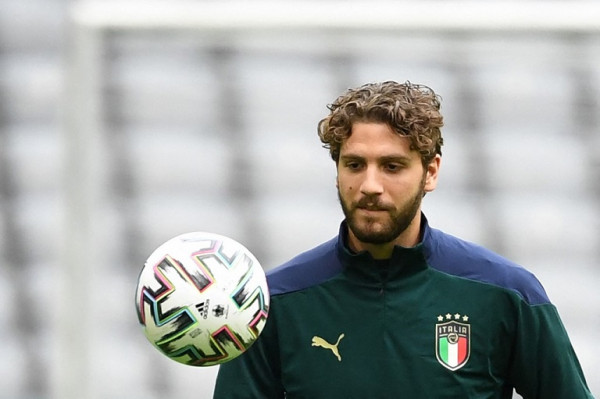 ESQUENTOU - Um dos principais nomes da Itália na Eurocopa, o meio-campista Manuel Locatelli, do Sassuolo, chama a atenção no mercado de transferências. Alvo da Juventus, que já fez uma proposta pelo atleta, o Arsenal é mais um interessado. Quem confirmou a oferta foi o próprio diretor o clube verde e preto. A Juventus foi o primeiro clube a tentar acertar com Locatelli, e ofereceu 30 milhões de euros (R$ 178 milhões) pelo jogador, de acordo com a imprensa italiana. O jornal "Gazzetta dello Sport" diz que o Sassuolo deseja receber 40 milhões de euros (R$ 237 milhões).  Ainda na entrevista à emissora britânica, Carnevali afirmou que as negociações com o Arsenal não foram fechadas e que a Juventus ainda está na briga. O dirigente disse que o Sassuolo tem uma reunião marcada com a Velha Senhora para os próximos dias para tratar do assunto.