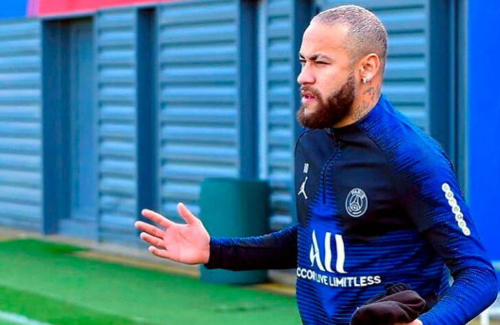 Assim como já tinha feito no Barcelona (mas sem barba), o ponta raspou todo o cabelo e ficou totalmente careca, pintando de várias cores posteriormente.