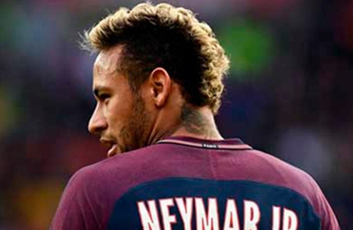 Em seu primeiro ano no Paris Saint-Germain, Neymar adotou o cabelo cacheado de vez mas seguiu usando as laterais raspadas como de costume.