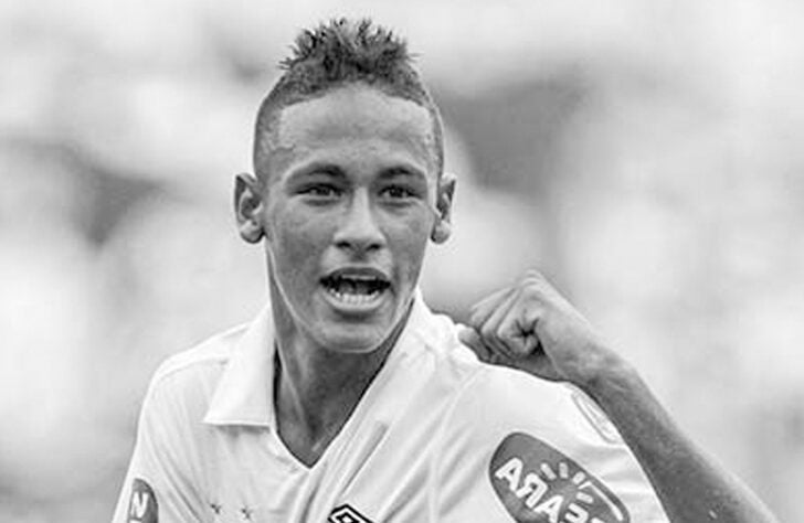 No começo da carreira, ainda muito menino, Neymar já tinha o costume de deixar as laterais raspadas, entretanto o comprimento do moicano era bem menor do que vinha pela frente.