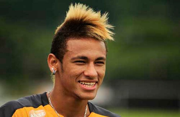 Quando atravessava o seu auge no Santos e conquistou a Libertadores com o clube, o penteado do então camisa 11 era muito conhecido entre os jovens, que copiavam o moicano do craque. O topo descolorido virou uma das marcas de Neymar na época.
